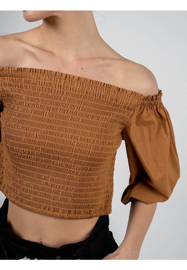 Patrizia Pepe Bluzka | 2C1395 A9B9 | Kobieta | Brązowy. Typ kołnierza: dekolt hiszpanka. Kolor: brązowy. Materiał: bawełna. Wzór: aplikacja