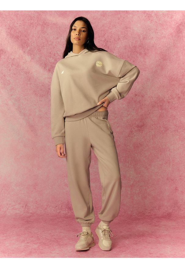 4f - 4F Spodnie dresowe joggery damskie - szare XL. Stan: podwyższony. Kolor: szary. Materiał: dresówka