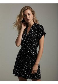 Sinsay - Wiskozowa sukienka mini w kropki - czarny. Kolor: czarny. Materiał: wiskoza. Wzór: kropki. Długość: mini #1