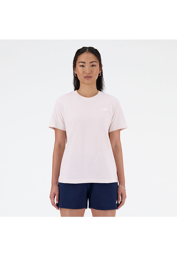 Koszulka damska New Balance WT41509OUK – różowa. Kolor: różowy. Materiał: bawełna. Długość rękawa: krótki rękaw. Długość: krótkie