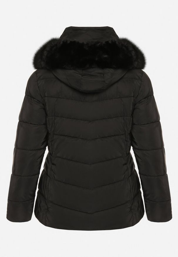 Born2be - Czarna Taliowana Kurtka z Pikowanymi Przeszyciami i Kapturem z Futrem Acindria. Okazja: na co dzień. Kolekcja: plus size. Kolor: czarny. Materiał: futro. Styl: casual