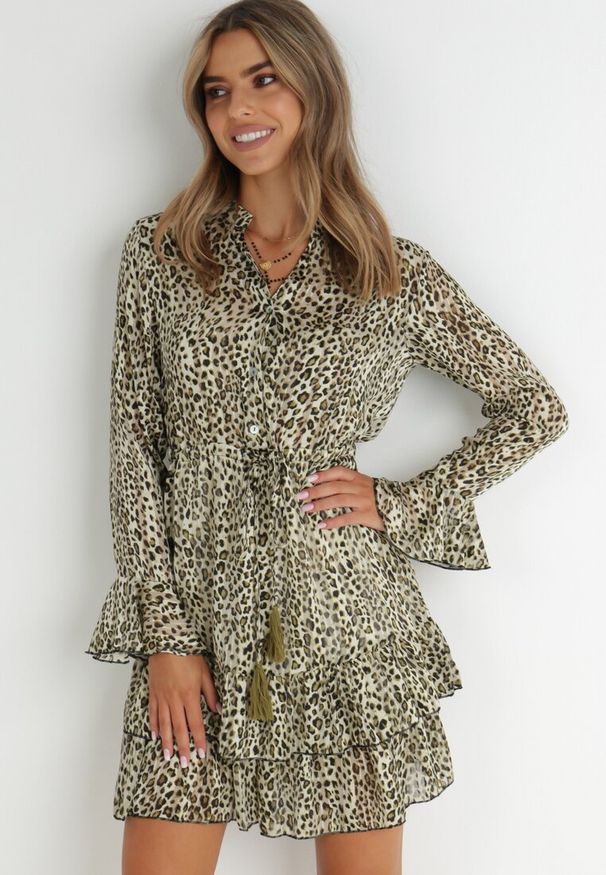 Born2be - Zielona Sukienka Chrysastis. Typ kołnierza: kołnierz z falbankami. Kolor: zielony. Wzór: motyw zwierzęcy, nadruk, aplikacja. Długość: mini