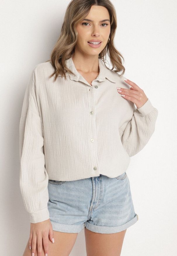 Born2be - Jasnobeżowa Bawełniana Koszula Muślinowa Atelora. Typ kołnierza: kołnierzyk klasyczny. Kolor: beżowy. Materiał: bawełna. Długość rękawa: długi rękaw. Długość: długie. Sezon: wiosna, lato. Styl: klasyczny