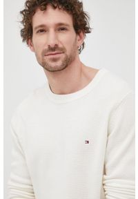 TOMMY HILFIGER - Tommy Hilfiger sweter bawełniany męski kolor beżowy lekki. Okazja: na co dzień. Kolor: beżowy. Materiał: bawełna. Wzór: aplikacja. Styl: casual #5