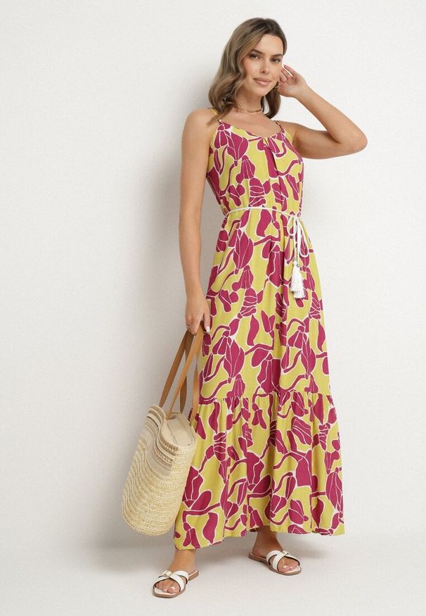 Born2be - Jasnozielona Rozkloszowana Sukienka na Ramiączkach z Wiskozowej Tkaniny w Kwiaty Sepelvia. Okazja: na co dzień. Typ kołnierza: dekolt w kształcie V. Kolor: zielony. Materiał: wiskoza, tkanina. Długość rękawa: na ramiączkach. Wzór: kwiaty. Sezon: lato. Styl: casual, elegancki