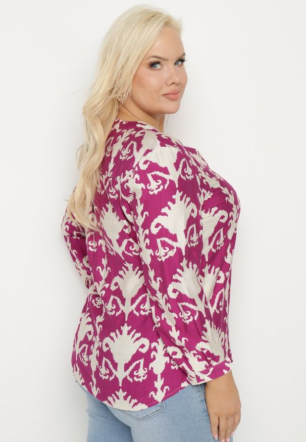 Born2be - Fioletowa Koszula z Wiskozą w Ornamentalny Wzór z Dekoltem w Serek Iladelle. Okazja: na spacer, na co dzień. Typ kołnierza: dekolt w serek. Kolekcja: plus size. Kolor: fioletowy. Materiał: wiskoza. Długość rękawa: długi rękaw. Długość: długie. Styl: elegancki, casual