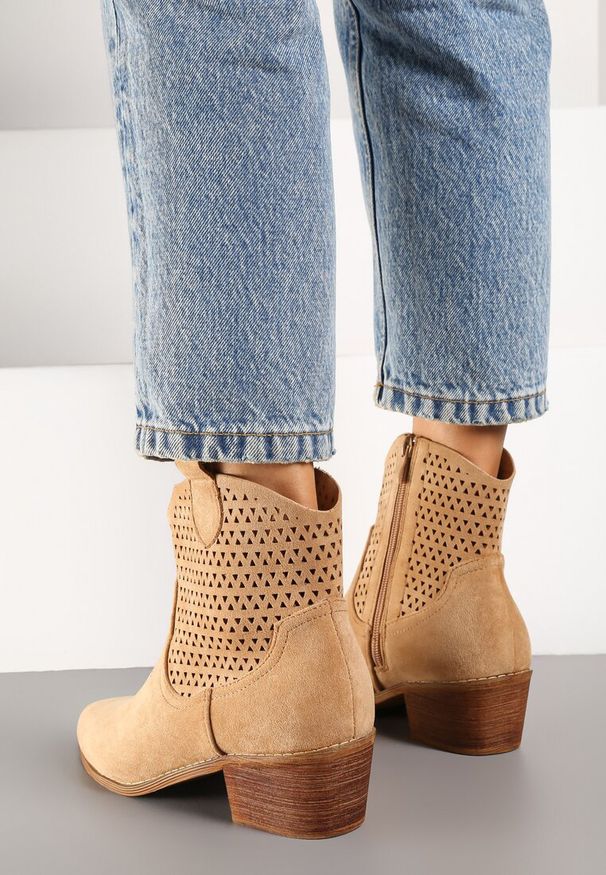 Born2be - Ciemnobeżowe Ażurowe Botki Vices w Stylu Kowbojek na Obcasie Norfedi. Okazja: na co dzień. Nosek buta: szpiczasty. Kolor: beżowy. Materiał: jeans. Wzór: ażurowy. Obcas: na obcasie. Styl: boho, casual. Wysokość obcasa: średni
