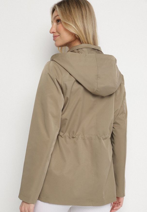 Born2be - Zielona Kurtka Parka z Odpinanym Kapturem i Ozdobnymi Suwakami Velotia. Okazja: na co dzień. Kolor: zielony. Materiał: jeans, koronka. Długość rękawa: długi rękaw. Długość: długie. Wzór: koronka. Styl: elegancki, casual, klasyczny