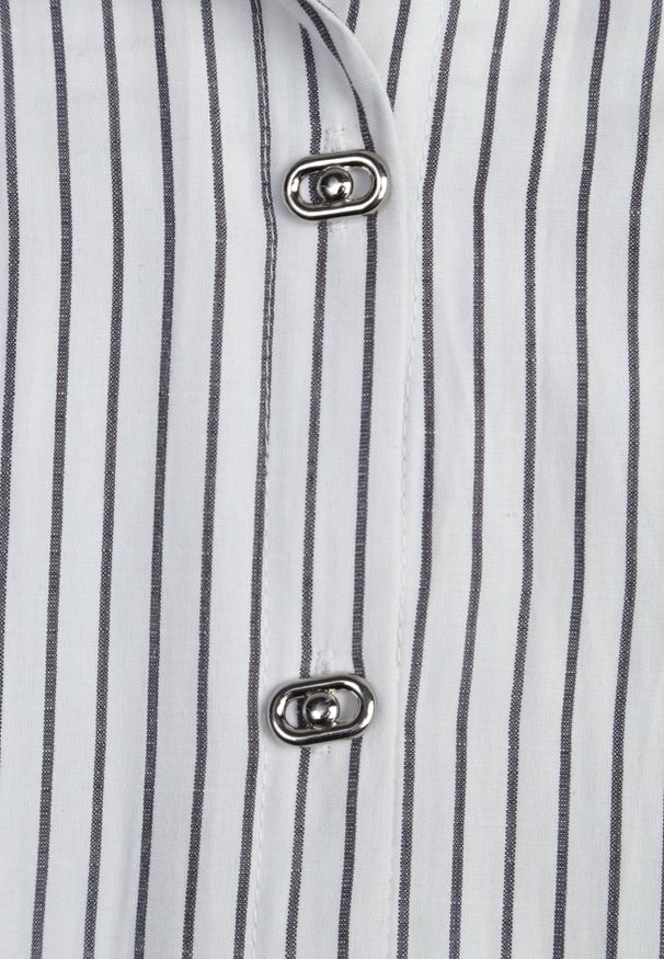 Renee - Biała Koszula z Bawełną w Prążki ze Zdobionymi Guzikami Mirasea. Kolor: biały. Materiał: bawełna. Wzór: prążki, aplikacja. Styl: elegancki