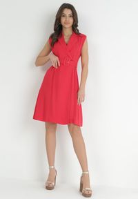 Born2be - Czerwona Kopertowa Sukienka Mini z Wiskozy z Paskiem Ziceza. Kolor: czerwony. Materiał: wiskoza. Długość rękawa: bez rękawów. Typ sukienki: kopertowe. Długość: mini #3