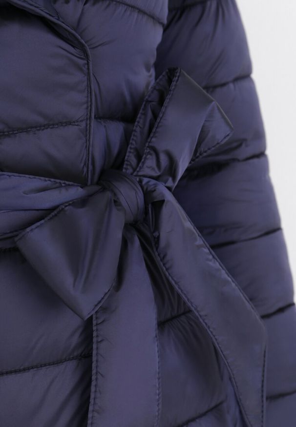 Born2be - Granatowa Kurtka Pikowana Nikessa. Typ kołnierza: bez kaptura. Kolor: niebieski. Materiał: materiał, tkanina. Długość: długie. Wzór: aplikacja