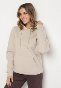 Born2be - Beżowa Bluza z Kapturem i Kangurkową Kieszenią Envila. Okazja: na co dzień. Typ kołnierza: kaptur. Kolor: beżowy. Materiał: jeans. Styl: elegancki, casual