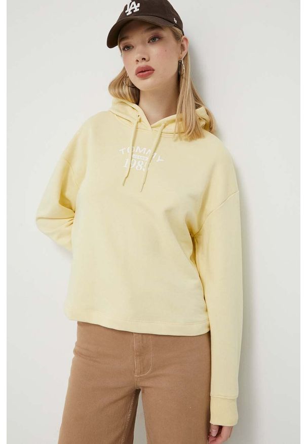 Tommy Jeans bluza damska kolor żółty z kapturem z nadrukiem. Typ kołnierza: kaptur. Kolor: żółty. Materiał: bawełna, dzianina. Długość rękawa: długi rękaw. Długość: długie. Wzór: nadruk