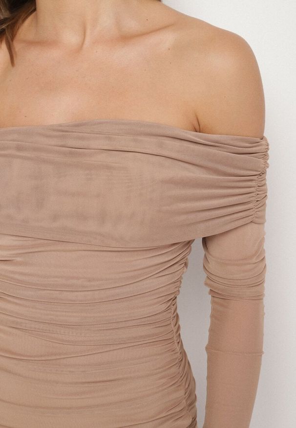 Born2be - Ciemnobeżowa Taliowana Sukienka Typu Hiszpanka z Transparentnymi Wstawkami Halacia. Typ kołnierza: dekolt hiszpanka. Kolor: beżowy. Styl: elegancki