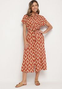 Born2be - Pomarańczowa Wiskozowa Sukienka Koszulowa z Geometrycznym Wzorem Rallapea. Okazja: na co dzień. Typ kołnierza: kołnierzyk klasyczny. Kolor: pomarańczowy. Materiał: wiskoza. Długość rękawa: krótki rękaw. Wzór: geometria. Typ sukienki: koszulowe. Styl: klasyczny, casual, elegancki #1