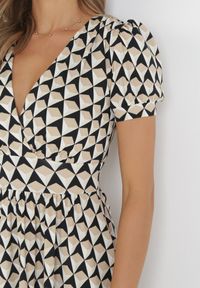 Born2be - Beżowa Kopertowa Sukienka Mini z Krótkim Rękawem i Głębokim Dekoltem Makepet. Okazja: na co dzień. Kolor: beżowy. Materiał: tkanina. Długość rękawa: krótki rękaw. Typ sukienki: kopertowe. Styl: casual. Długość: mini #4