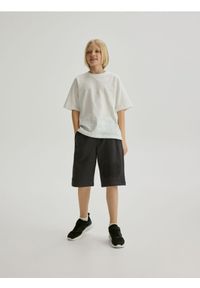 Reserved - Bawełniane szorty z tłoczeniem - ciemnoszary. Kolor: szary. Materiał: bawełna #1