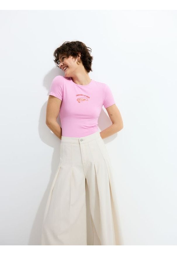 Reserved - T-shirt z haftem - różowy. Kolor: różowy. Materiał: wiskoza. Wzór: haft