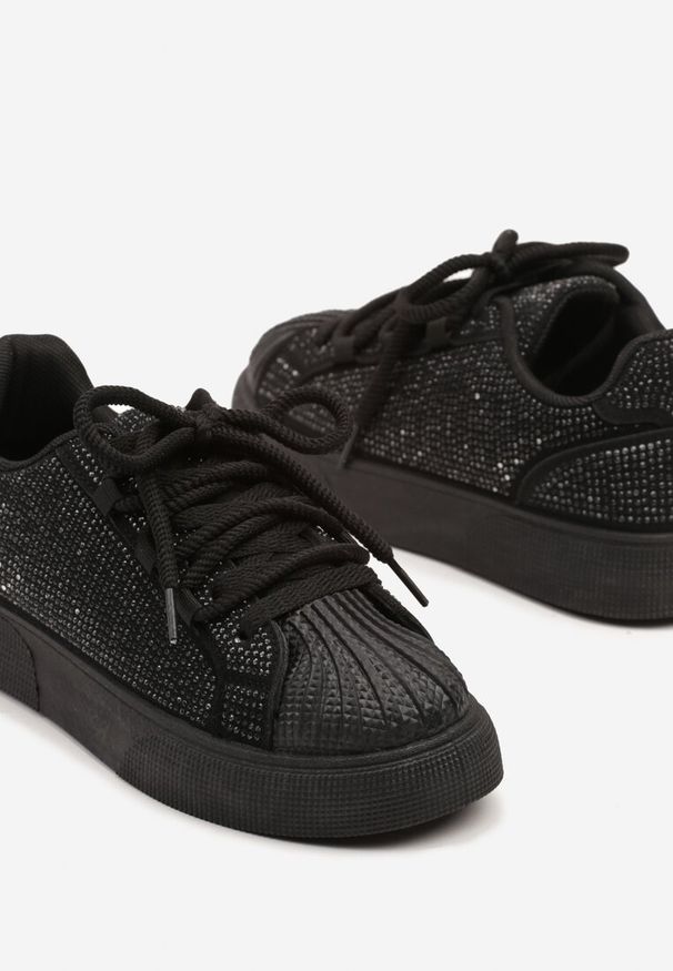 Renee - Czarne Sneakersy z Ozdobnym Tłoczeniem i Cyrkoniami Dorreia. Okazja: na co dzień. Nosek buta: okrągły. Kolor: czarny. Materiał: jeans. Wzór: aplikacja. Obcas: na płaskiej podeszwie
