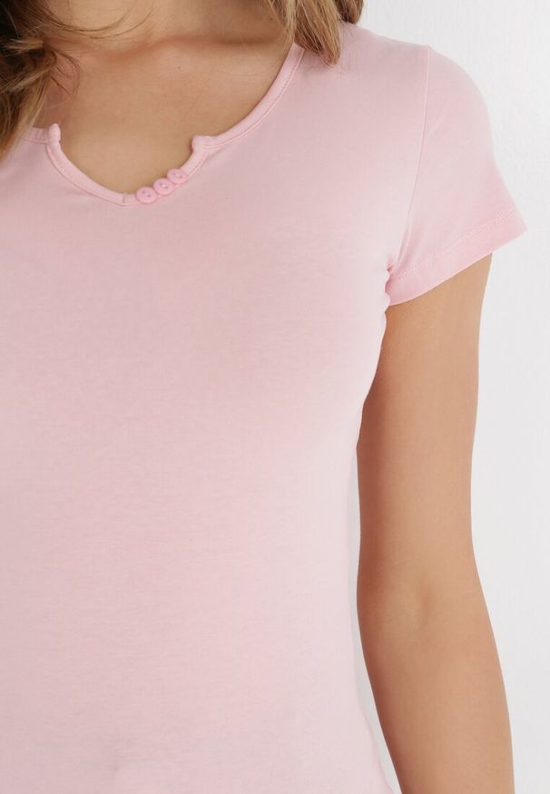 Born2be - Jasnoróżowy T-shirt Aerippe. Kolor: różowy. Materiał: bawełna, dzianina, jeans. Długość rękawa: krótki rękaw. Długość: krótkie. Wzór: aplikacja, gładki. Styl: klasyczny