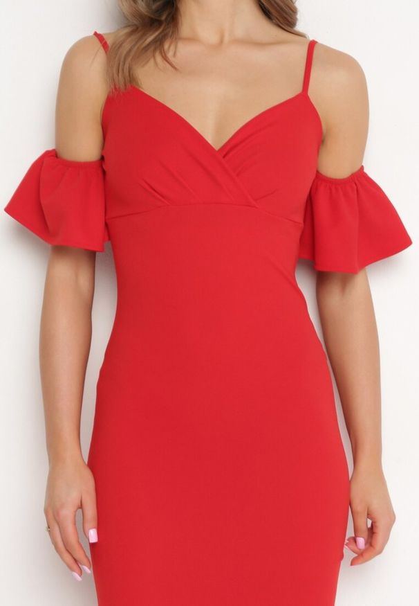 Born2be - Czerwona Sukienka Dopasowana z Kopertową Górą i Ozdobną Falbanką Yaleria. Okazja: na ślub cywilny, na wesele. Kolor: czerwony. Materiał: materiał. Długość rękawa: krótki rękaw. Typ sukienki: kopertowe