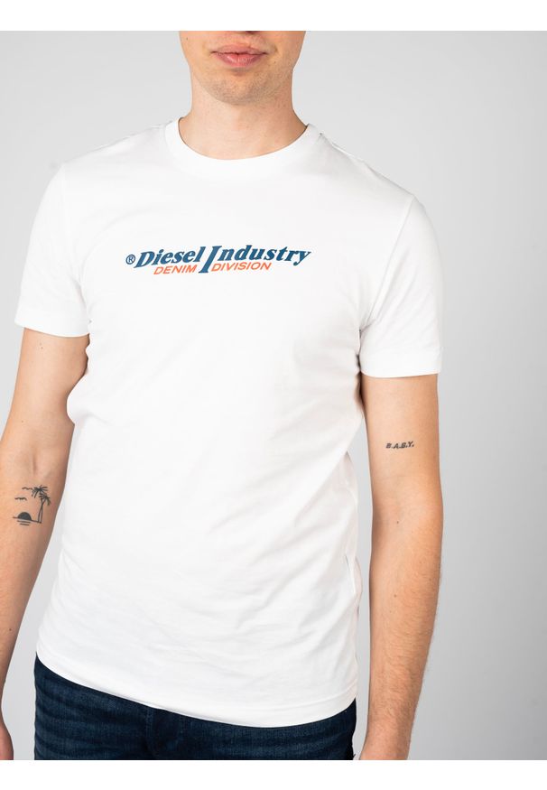 Diesel T-shirt "T-Diegor" | A12754-RPATI | Mężczyzna | Biały. Okazja: na co dzień. Kolor: biały. Materiał: bawełna. Wzór: nadruk. Styl: klasyczny, elegancki, casual