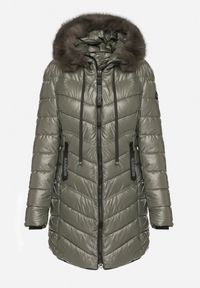 Born2be - Zielona Pikowana Kurtka o Taliowanym Kroju z Kapturem z Futerkiem Naleanna. Okazja: na co dzień. Typ kołnierza: kaptur. Kolor: zielony. Materiał: futro. Styl: casual #4