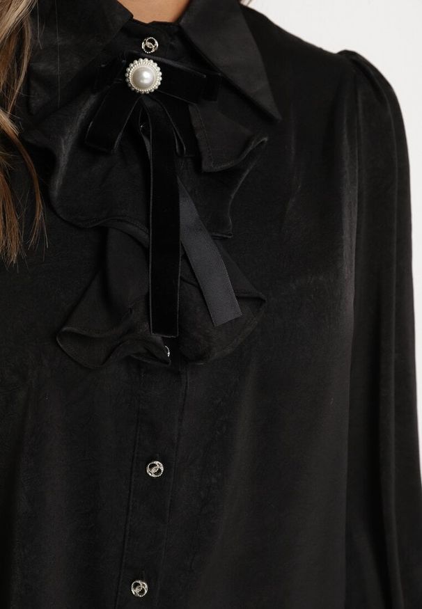 Born2be - Czarna Koszula z Żabotem i Dodatkową Broszką Rinnara. Okazja: na co dzień. Typ kołnierza: z żabotem. Kolor: czarny. Materiał: jeans, wełna. Długość rękawa: długi rękaw. Długość: długie. Styl: elegancki, klasyczny, casual