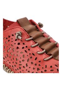 Półbuty damskie Rieker, cholewka ze skóry naturalnej licowej z ażurową perforacją fason na płaskiej podeszwie, czerwone, M2856-33. Kolor: czerwony. Materiał: skóra. Szerokość cholewki: normalna. Wzór: ażurowy. Obcas: na płaskiej podeszwie #6