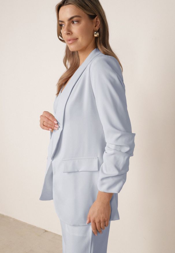 Born2be - Niebieska Pudełkowa Marynarka bez Zapięcia z Marszczeniami na Rękawach Annaloa. Okazja: na co dzień, do pracy. Kolor: niebieski. Materiał: jeans, materiał. Styl: elegancki, casual, wizytowy