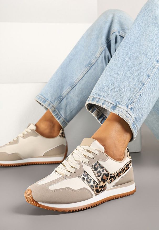 Renee - Panterkowe Sneakersy z Geometrycznym Wzorem i Metaliczną Wstawką Zolio. Okazja: na co dzień. Zapięcie: sznurówki. Materiał: jeans. Wzór: geometria