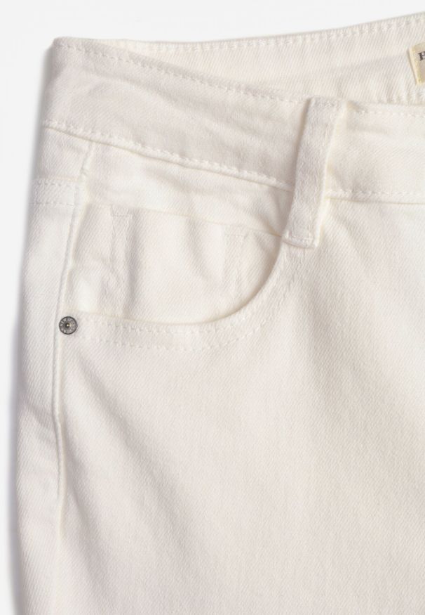 Born2be - Białe Jeansy z Bawełny o Kroju Dzwonów Tiloreia. Kolor: biały. Styl: elegancki