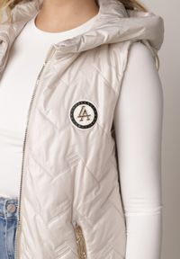 Born2be - Jasnoszara Przejściowa Kamizelka Pikowana o Długim Kroju z Kapturem i Naszywką Harmaste. Okazja: na co dzień. Typ kołnierza: kaptur. Kolor: szary. Materiał: jeans. Długość: długie. Wzór: aplikacja. Styl: casual #2