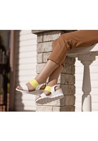 Zapato - sandałki na koturnie - skóra naturalna - model 347 - kolor bananowy (39). Okazja: na co dzień. Kolor: żółty. Materiał: skóra. Wzór: nadruk, kolorowy. Sezon: lato. Obcas: na koturnie. Styl: klasyczny, boho, casual #1