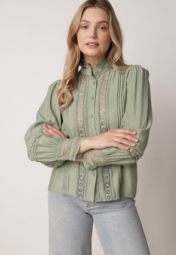 Born2be - Zielona Koszula ze Stójką i Koronką Argochis. Typ kołnierza: kołnierzyk stójkowy. Kolor: zielony. Materiał: koronka. Wzór: koronka