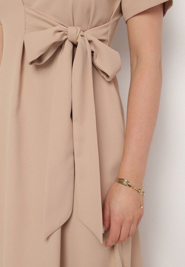 Born2be - Beżowa Sukienka Vices o Rozkloszowanym Kroju z Ozdobnym Wiązaniem Ellis. Okazja: na imprezę, na co dzień. Kolor: beżowy. Materiał: jeans, skóra. Długość rękawa: krótki rękaw. Styl: casual, klasyczny