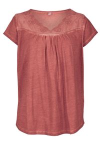 T-shirt "cold-dye" z ażurowym haftem bonprix brązowy marsala. Kolor: czerwony. Wzór: ażurowy, haft #1