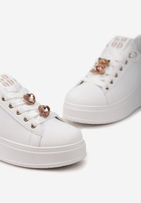 Renee - Biało-Złote Sneakersy na Platformie Ozdobione Biżuteryjnymi Broszkami Anirakis. Kolor: biały. Wzór: aplikacja. Obcas: na platformie #3
