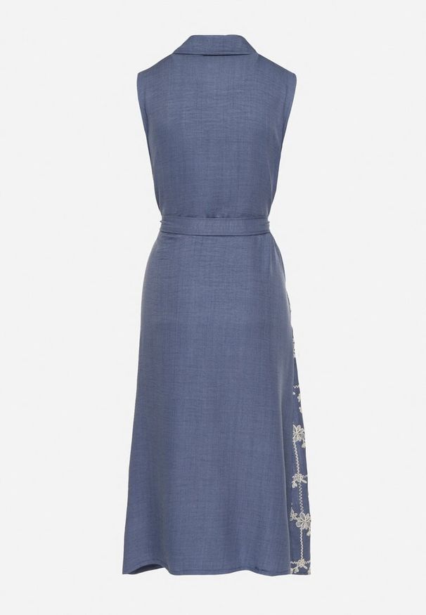 Born2be - Niebieska Sukienka Bez Rękawów o Koszulowym Kroju z Paskiem Zdobiona Haftem Fodarela. Okazja: na co dzień. Kolor: niebieski. Długość rękawa: bez rękawów. Wzór: aplikacja, haft. Sezon: lato. Typ sukienki: koszulowe. Styl: klasyczny, casual, elegancki