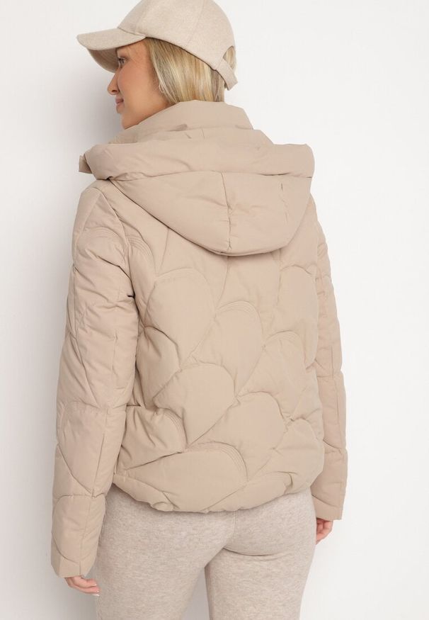 Born2be - Beżowa Pikowana Kurtka o Pudełkowym Kroju z Kapturem i Ściągaczami Selizola. Okazja: na spacer. Typ kołnierza: kaptur. Kolor: beżowy. Materiał: jeans, skóra. Styl: sportowy