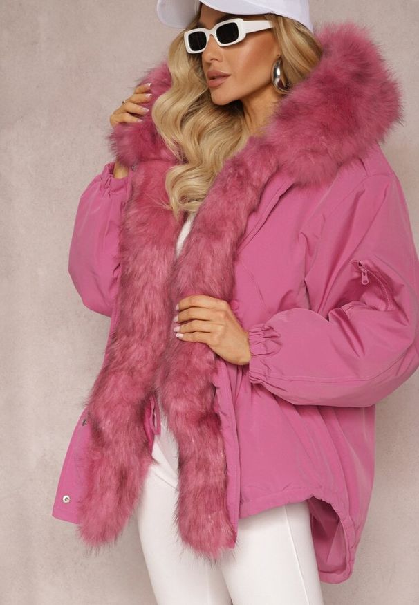 Renee - Różowa Kurtka Parka Oversize z Futerkiem Horelle. Kolor: różowy. Materiał: futro. Długość rękawa: długi rękaw. Długość: długie. Wzór: jednolity, gładki, aplikacja. Sezon: jesień, zima. Styl: klasyczny