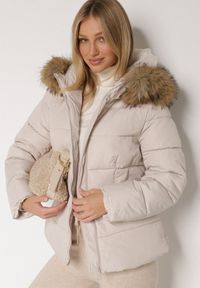 Born2be - Beżowa Pikowana Kurtka z Paskiem Nieodpinanym Kapturem i Futerkiem Retinda. Okazja: na spacer, na co dzień. Kolor: beżowy. Materiał: futro. Styl: casual #5