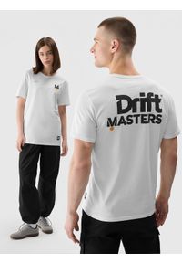 4f - T-shirt regular z nadrukiem uniseks 4F x Drift Masters - biały. Okazja: na co dzień. Kolor: biały. Materiał: bawełna, dzianina, jersey. Wzór: nadruk. Styl: casual, klasyczny, sportowy