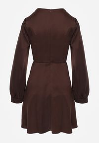 Renee - Brązowa Bawełniana Sukienka VICES z Satyny z Kopertowym Dekoltem Cunelia. Okazja: na co dzień. Typ kołnierza: dekolt kopertowy. Kolor: brązowy. Materiał: satyna, bawełna. Długość rękawa: długi rękaw. Typ sukienki: kopertowe. Styl: casual, elegancki #8