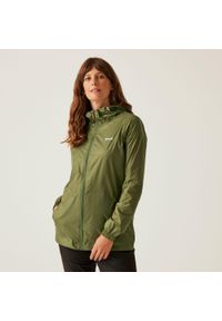 Regatta - Kurtka trekkingowa damska Pack It Jacket III kieszonkowa przeciwdeszczowa. Kolor: zielony. Materiał: softshell. Sport: turystyka piesza #1