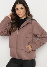 Born2be - Fioletowa Kurtka Ozdobiona Pikowaniem z Odpinanym Kapturem Miariana. Okazja: na co dzień. Kolor: różowy. Materiał: jeans. Długość rękawa: długi rękaw. Długość: długie. Wzór: aplikacja. Styl: casual, elegancki #4