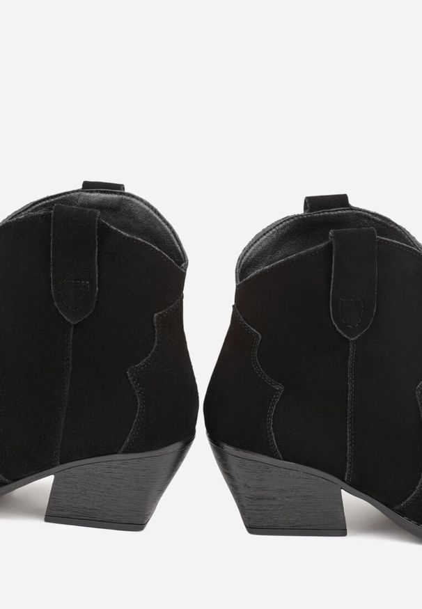 Born2be - Czarne Skórzane Botki Typu Kowbojki na Stożkowym Obcasie Lianessea. Kolor: czarny. Materiał: skóra. Obcas: na obcasie. Wysokość obcasa: średni