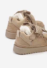 Born2be - Ciemnobeżowe Śniegowce Sneakersy z Ozdobnym Sznurowaniem Ocieplane Futerkiem Nalinia. Okazja: na uczelnię, na co dzień. Zapięcie: rzepy. Kolor: beżowy. Materiał: futro. Styl: casual, elegancki #4