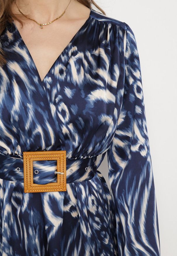 Born2be - Granatowo-Niebieska Rozkloszowana Sukienka Mini z Paskiem Siressi. Okazja: na co dzień. Kolor: niebieski. Materiał: satyna. Typ sukienki: rozkloszowane. Styl: casual, elegancki. Długość: mini