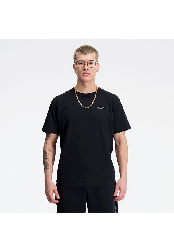 Koszulka męska New Balance MT33517BK – czarna. Kolor: czarny. Materiał: bawełna, dresówka. Długość rękawa: krótki rękaw. Długość: krótkie. Wzór: nadruk, napisy